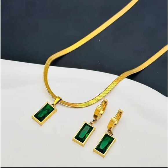 Gold Emerald Green Pendant Herringbone Snake Flat Necklace & Earrings Set - Picture 3 of 5